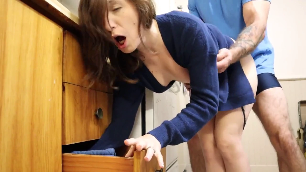 شهوت سیری ناپذیر مادرخوانده اش او را به هوس سواری وحشیانه بر روی یک خروس عظیم سوق می دهد. این ویدیوی با کیفیت بالا هر لحظه را در حالی که بی امان او را فاک می کنند ثبت می کند و به ارگاسم انفجاری منجر می شود. در شور و شوق افسار گسیخته این MILF داغ افراط کنید.